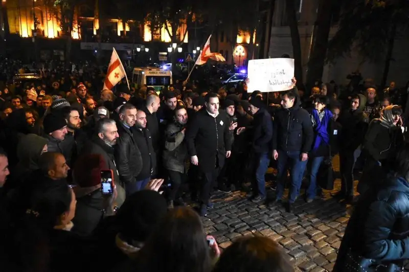 Протесты в Грузии: оппозиционеры окружили парламент живой цепью