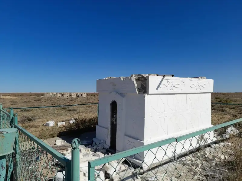 В Атырауской области задержан вандал, повредивший гробницу и надгробия