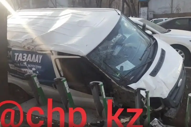 Водитель микроавтобуса снес остановку и сбил женщину в Алматы
