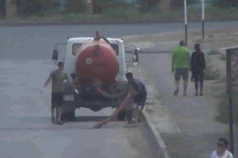 Мужчину задержали за слив нечистот в центре Атырау