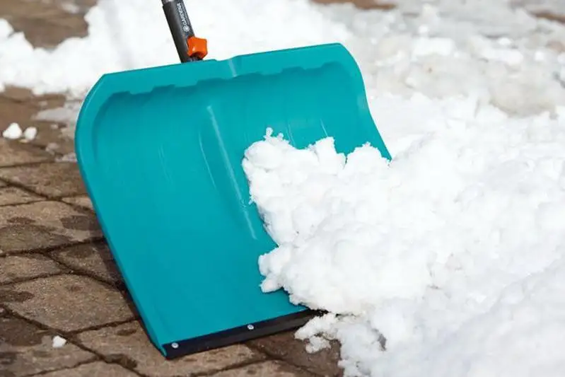 Почти 900 человек вышли на уборку снега в Алматы