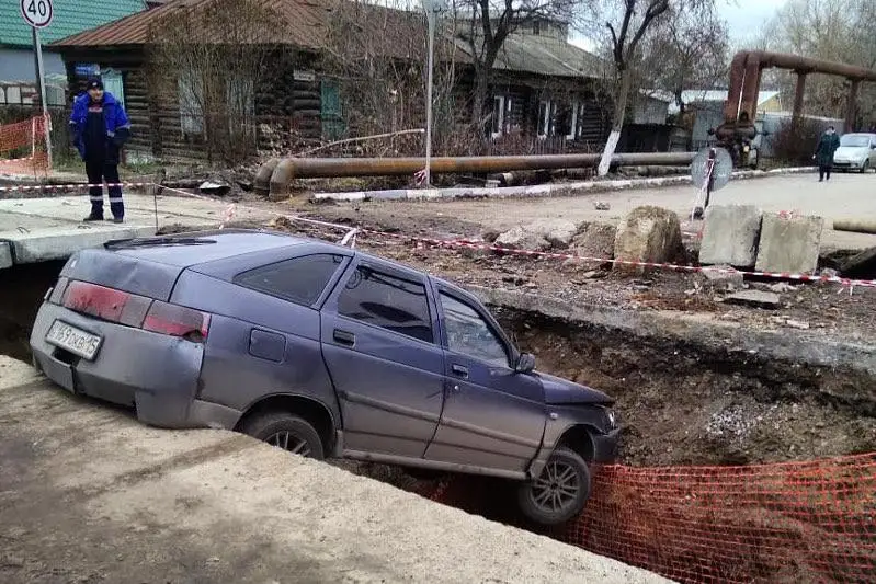 Над траншеей повис автомобиль в Петропавловске