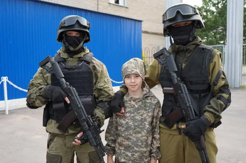 Приемы рукопашного боя показали детям СОБРовцы СКО