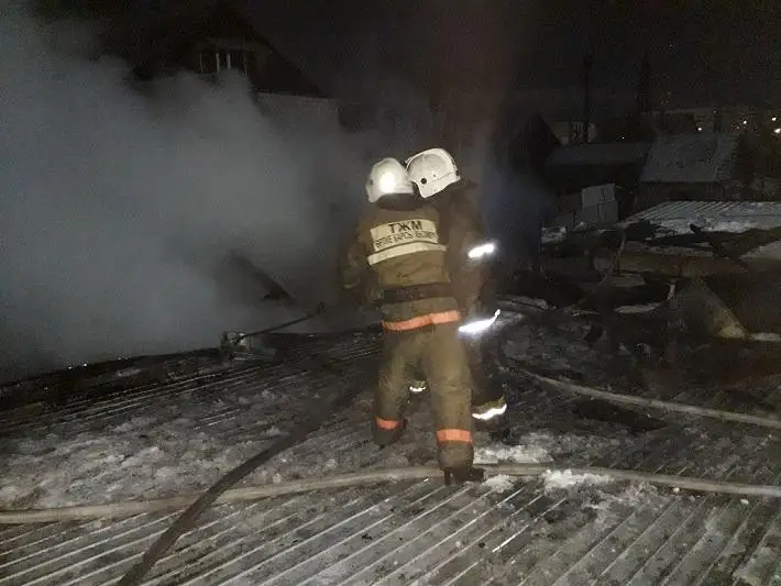 Пожарные вытащили из огня два газовых баллона в Экибастузе