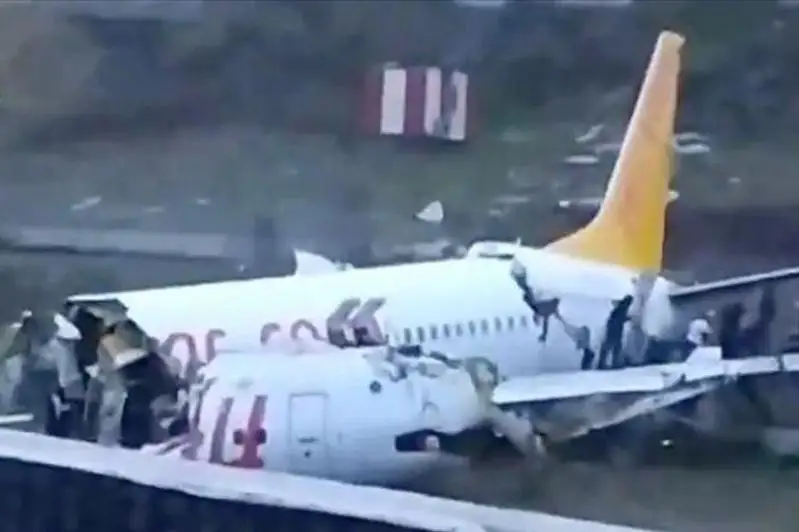 Самолет загорелся при посадке в Стамбуле