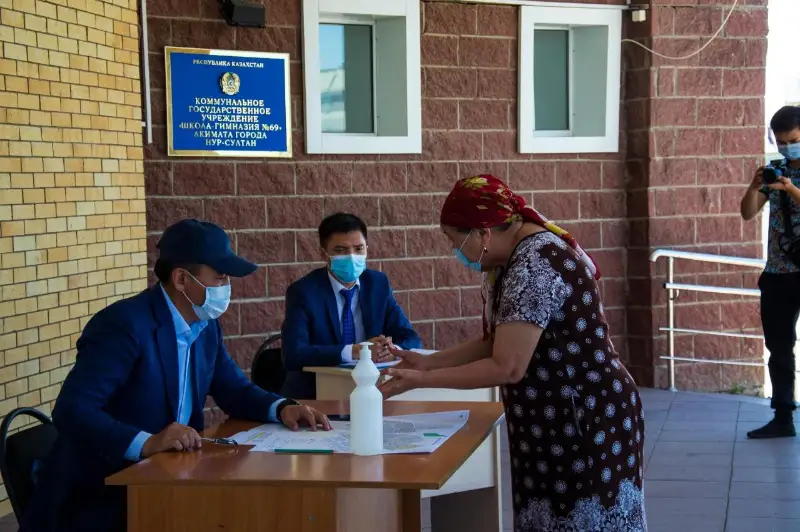 Аким столичного района Есиль временно перенес свой офис в жилой массив Уркер