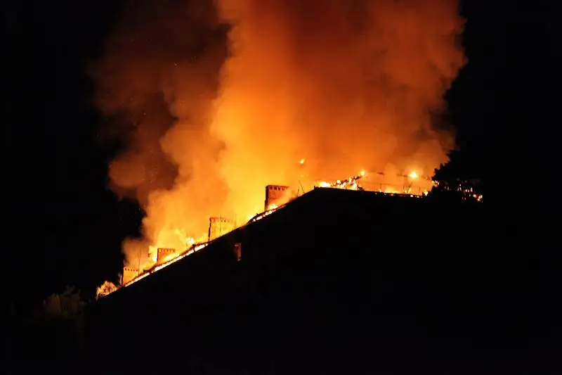 Из-за пиротехники сгорела крыша Дома культуры в Костанайской области