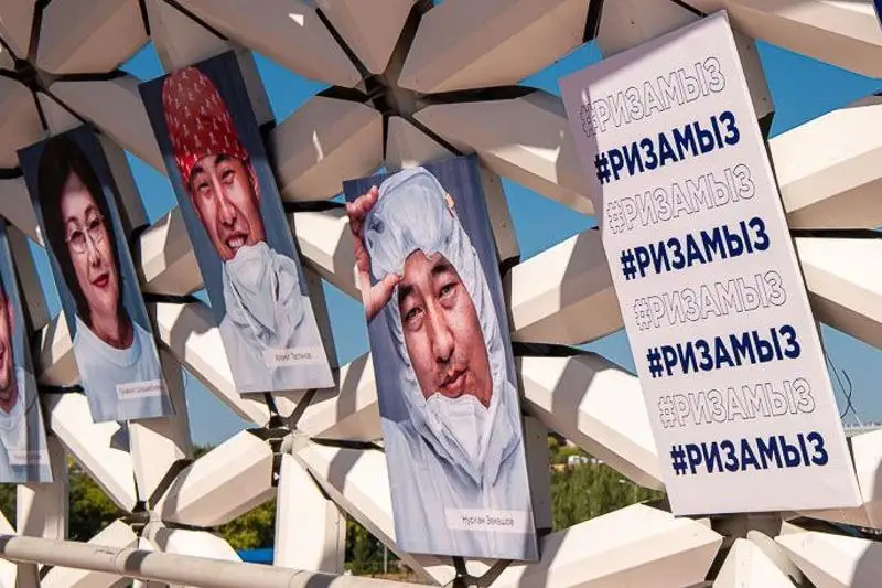 Улыбки врачей: Портреты медиков украсили мост в столице