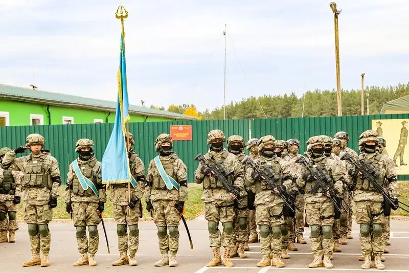 Казахстанские военнослужащие награждены медалями на военных учениях в Беларуси