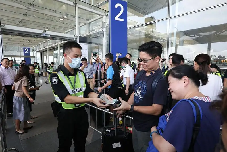 Международный аэропорт Гонконга возобновил работу