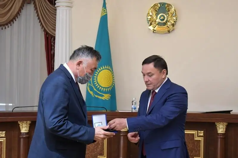 Посмертные награды акмолинских медработников вручили их родным и коллегам