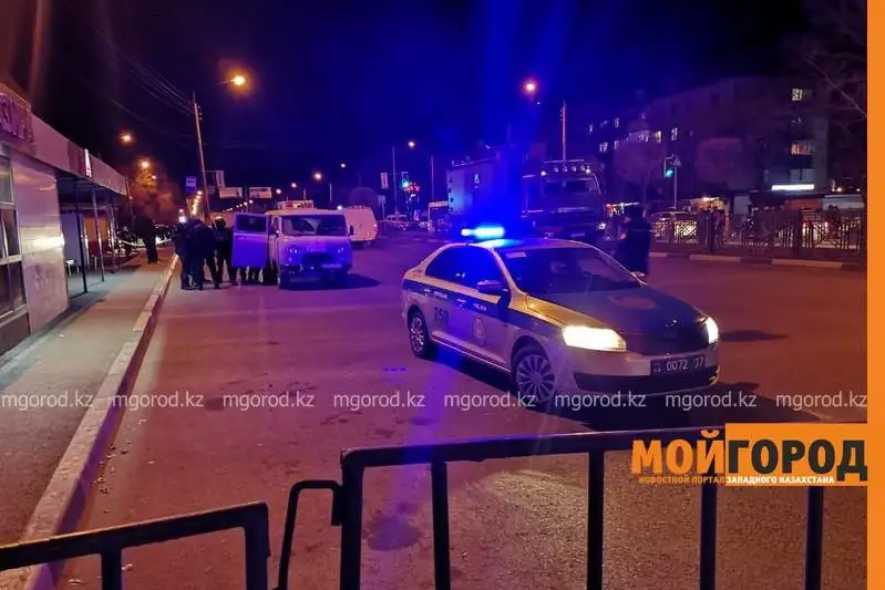 Заложницу в Уральске освободили и увезли на скорой