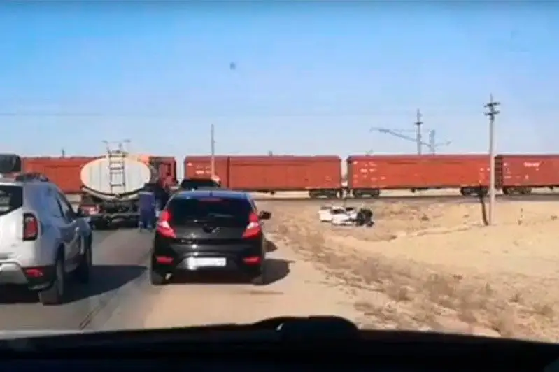 Автомобиль столкнулся с поездом в Мангистауской области