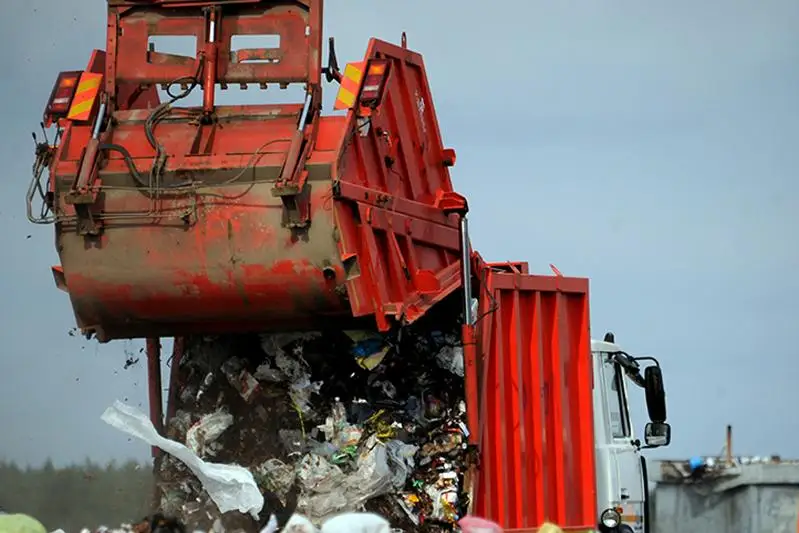 Запретить выезд из столицы грузового транспорта с ТБО предлагают в Минэкологии