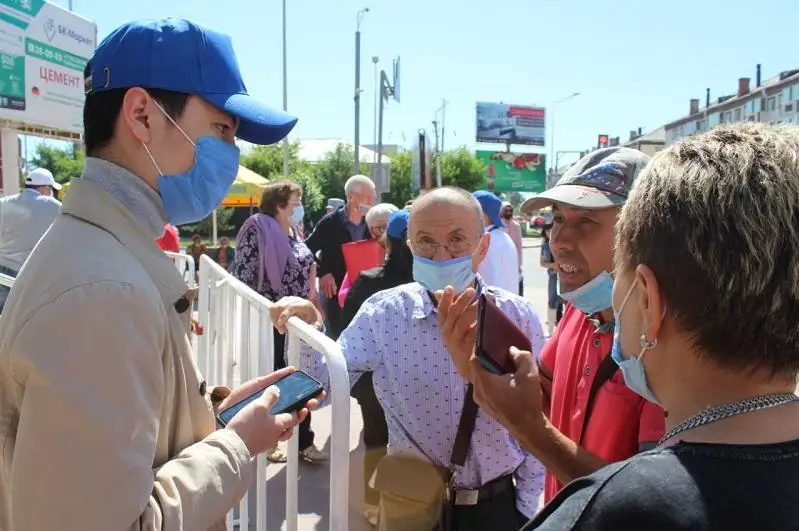 Волонтеры помогают ЦОНам Костаная консультировать граждан