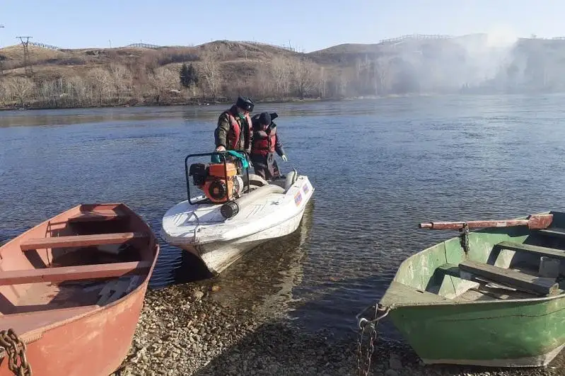 Моторную лодку для тушения горящего дома использовали спасатели Усть-Каменогорска