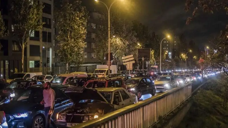 Коронавирус: парижане бегут из города из-за карантина, страны бьют рекорды по заражениям