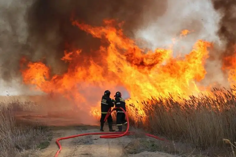 В Атырау потушить пожар мешает штормовой ветер