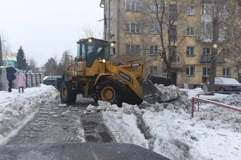 Масштабная очистка снега ведется  во дворах Усть-Каменогорска