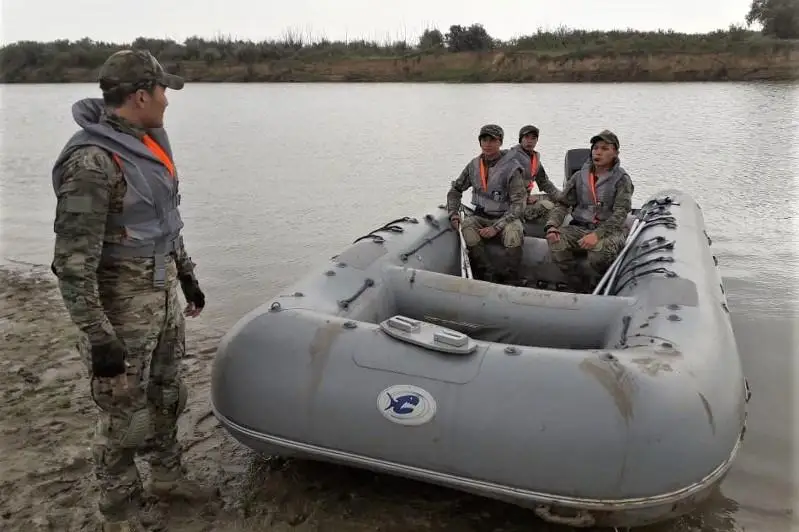 В Атырау боевые пловцы отработали охрану объектов от диверсий с воды