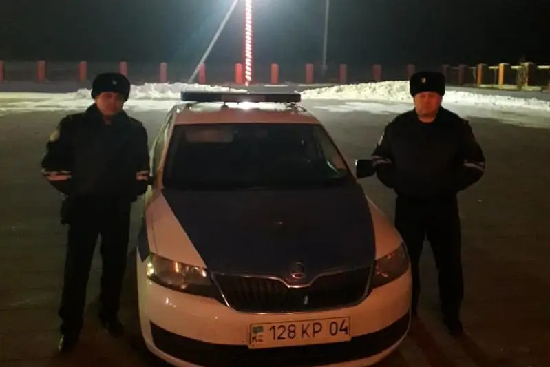 Попавших в ДТП двух жителей Туркестанской области спасли актюбинские полицейские