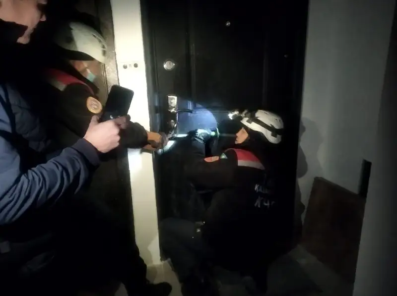 Оказавшемуся взаперти дома полуторагодовалому ребенку помогли спасатели Шымкента