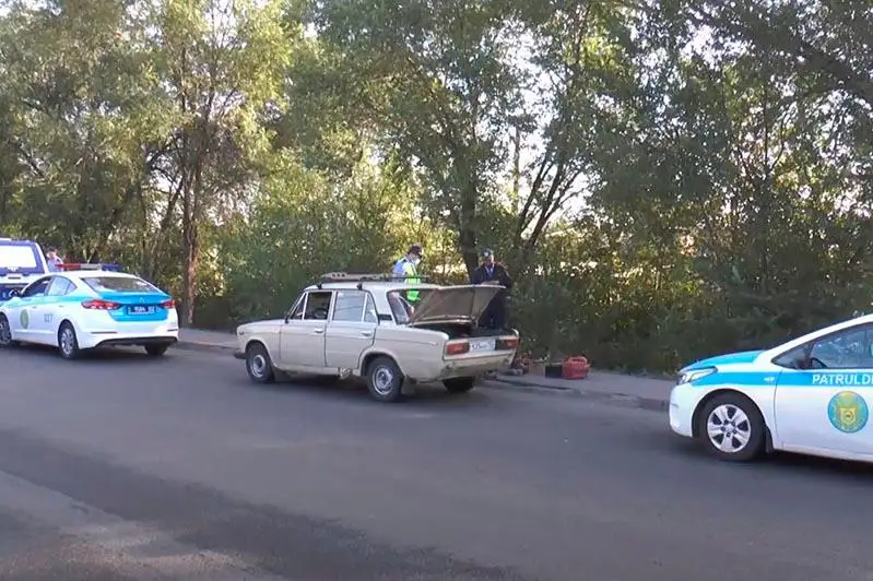 Полицейские блокировали угнанный автомобиль с крадеными аккумуляторами в Алматы