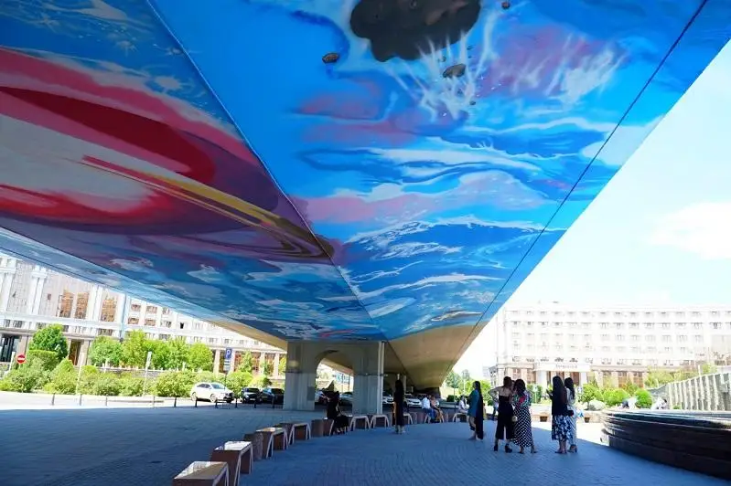 Космические просторы, летопись истории, природа в городских джунглях: какие муралы украшают столицу