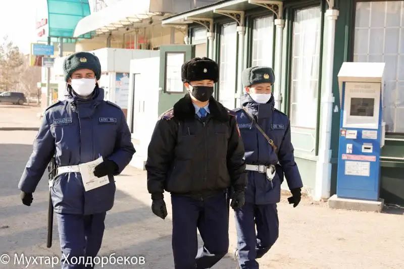 Почти две тысячи человек нарушили карантин и 35 напали на полицейских в Алматы