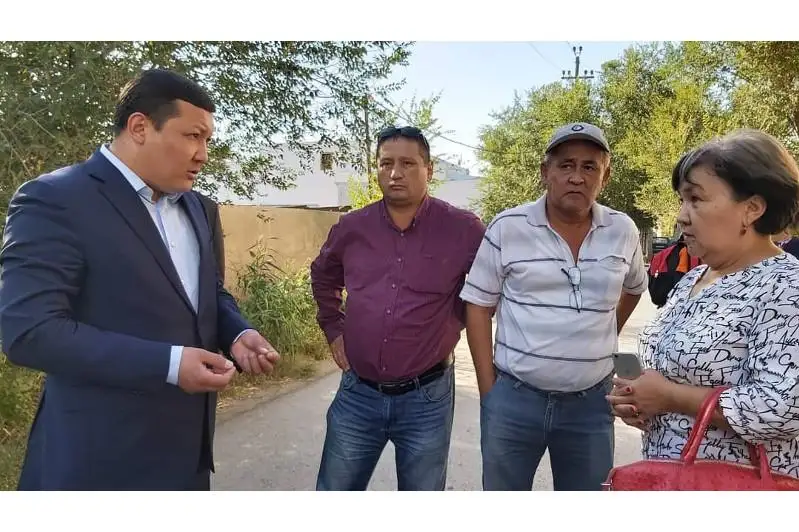 Аким Атырау встретился с жителями аварийных домов