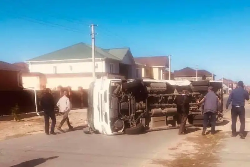 В Атырау после столкновения перевернулся автобус
