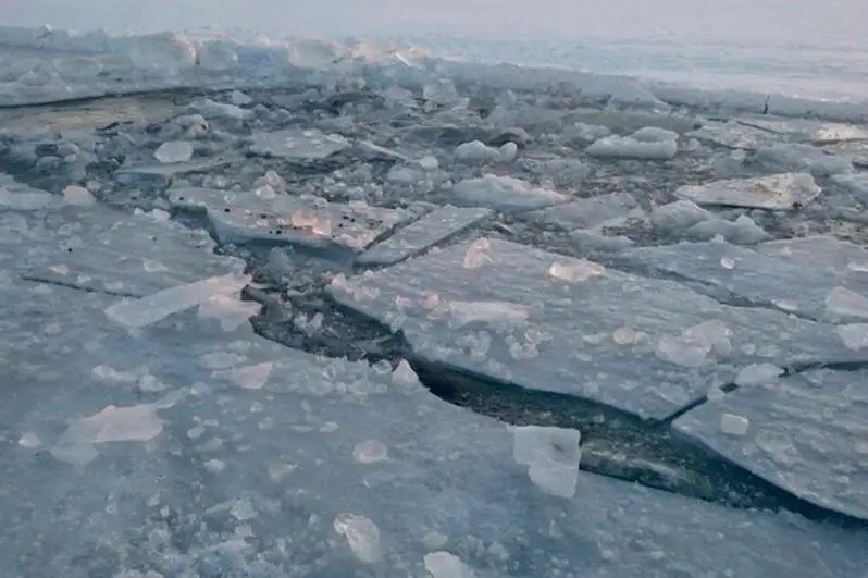 В Атырау 4 подростка провалились под лед Урала, один погиб