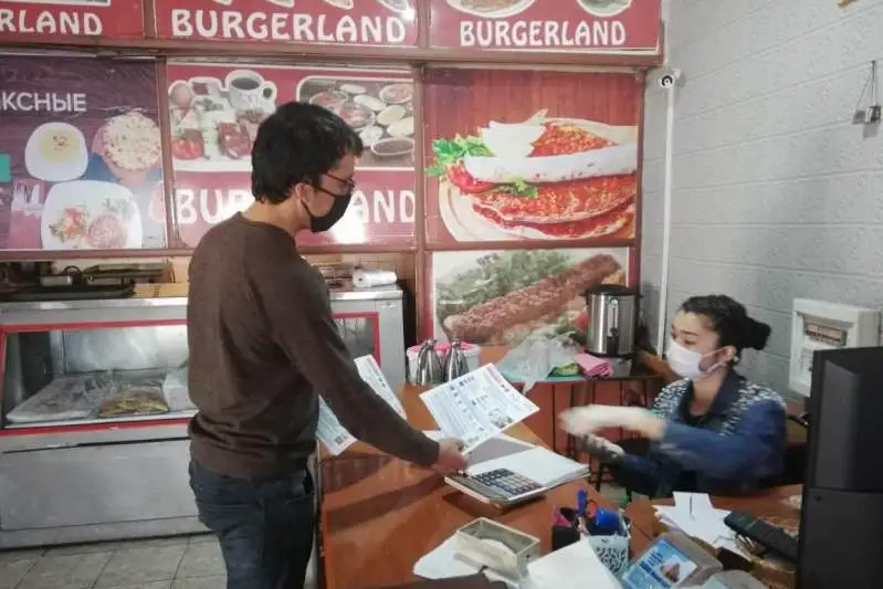 В общественных местах Туркестана розданы памятки по профилактике коронавируса