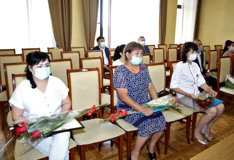 Жамбылским медикам вручили награды к профессиональному празднику