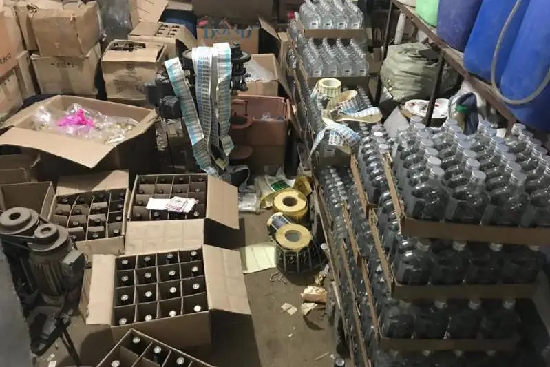 Более 10 подпольных цехов по изготовлению спиртных напитков выявили в Алматы