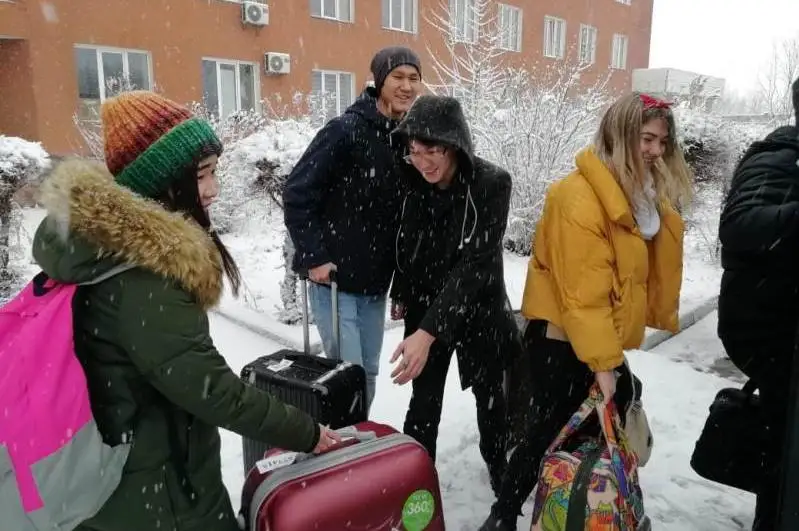 Прибывших из Китая казахстанцев после карантина выписали в Алматы