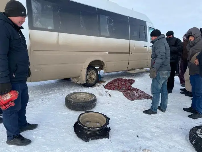 В сломанном автобусе в мороз: граждан Узбекистана спасли на трассе павлодарские полицейские