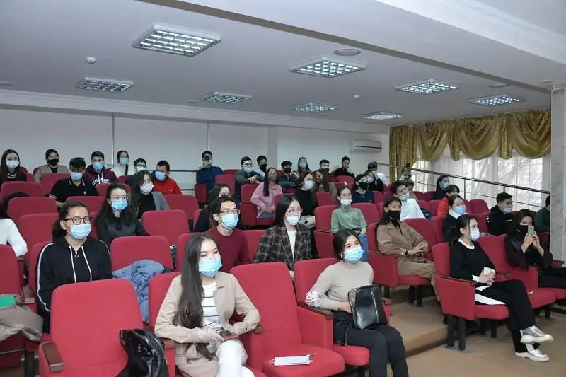 Сертификаты волонтеров-медиков вручили выпускникам спецкурсов в Нур-Султане