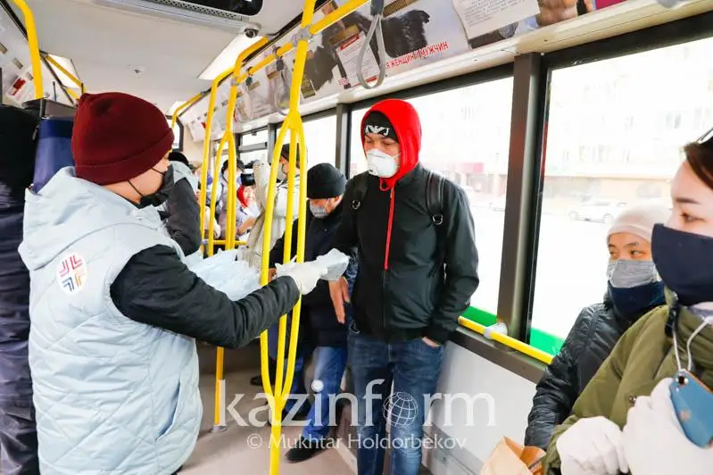 #Birgemiz: В столичных автобусах волонтеры раздали медицинские маски