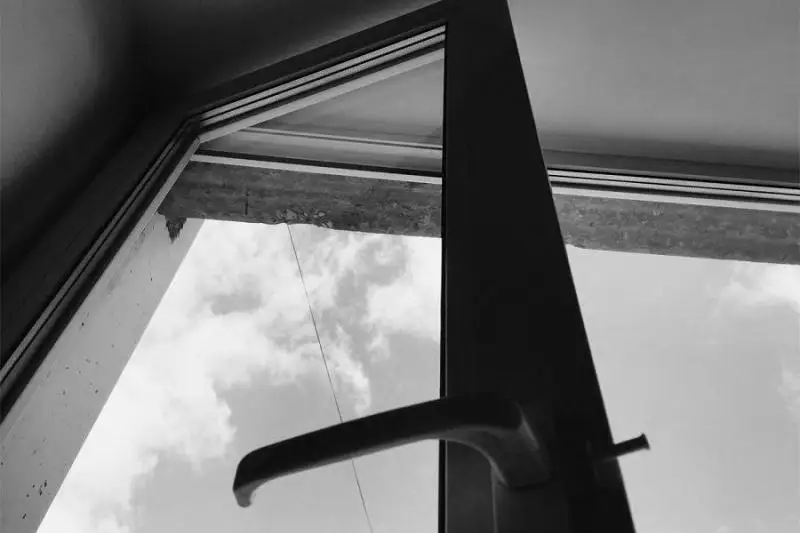 17-летний парень выпрыгнул с четвертого этажа в Уральске