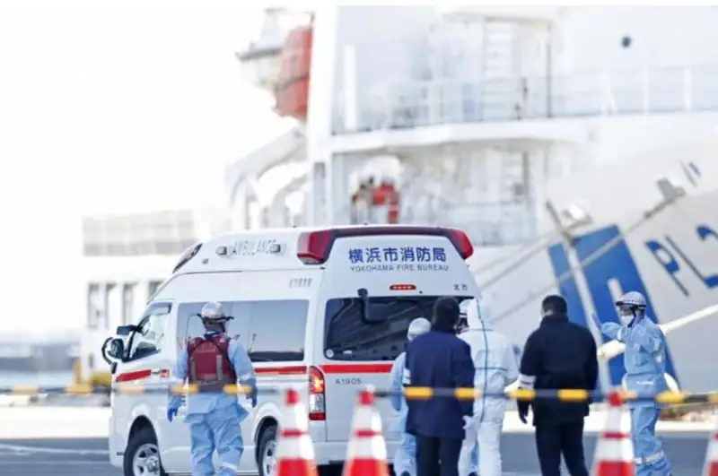 Еще у 41 пассажира круизного лайнера в Японии выявили коронавирус