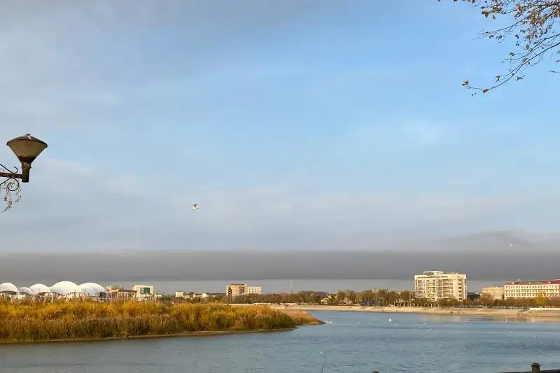 Часть Атырау накрыло дымом от горящих камышей