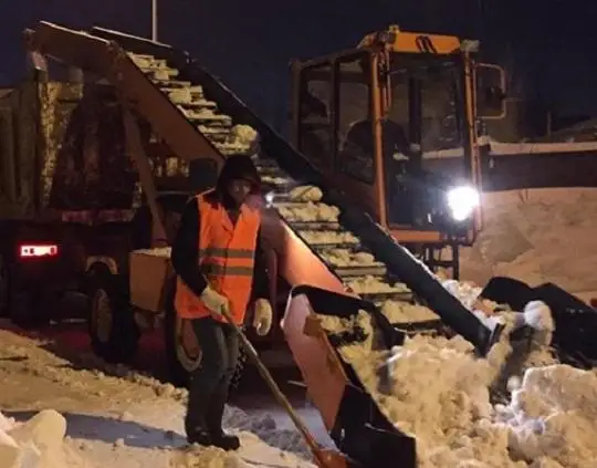 Свыше 1200 единиц техники очищают столицу от снега в ночную смену