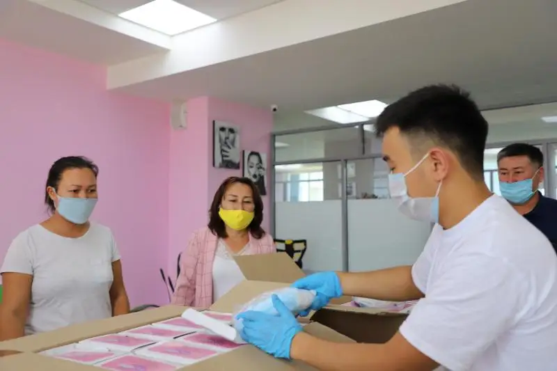 В Алматы многодетным матерям раздали маски