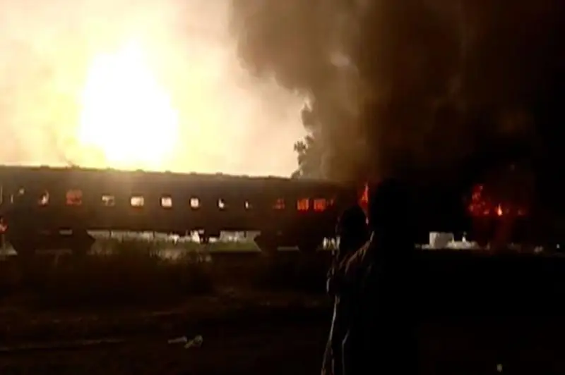 Свыше 20 человек погибли в результате пожара в поезде в Пакистане