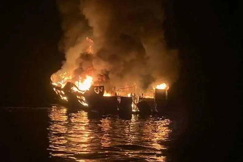 Восемь человек погибли в результате пожара на прогулочном судне в США