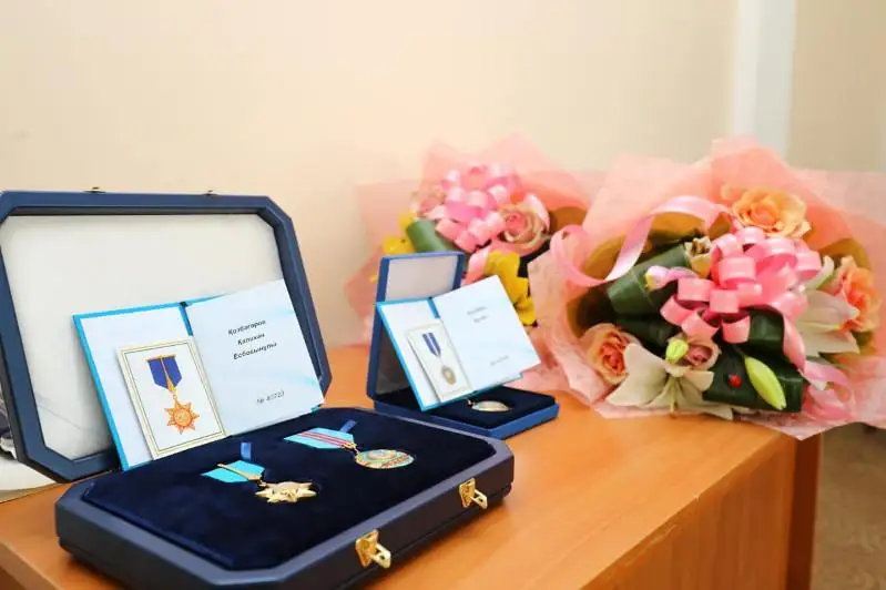 Посмертные награды главврача инфекционной больницы из Актобе вручили его супруге