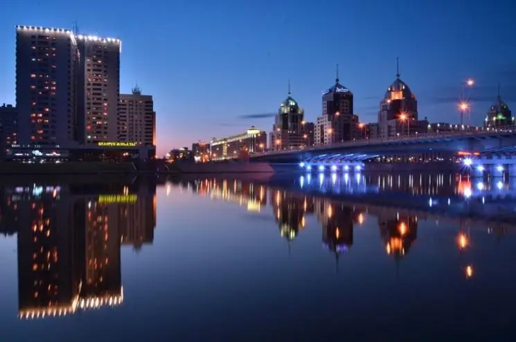 Жители столицы спели гимн с балконов