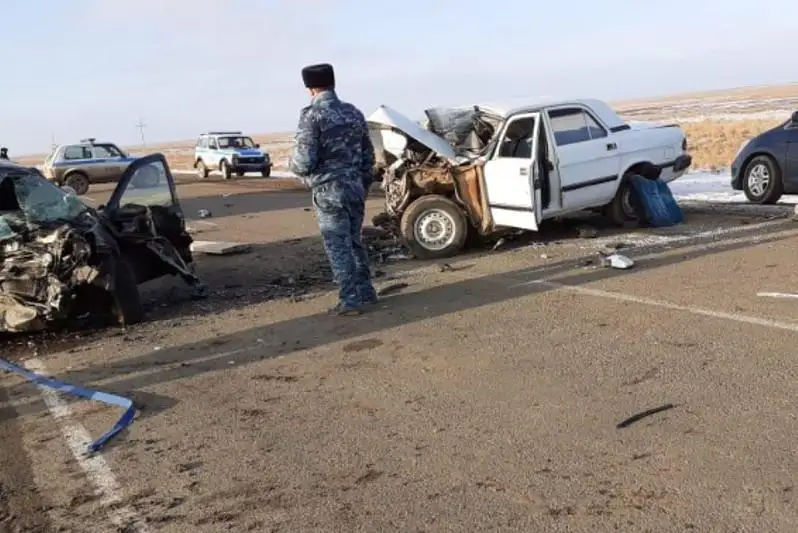 В ЗКО столкнулись две автомашины: погибли трое