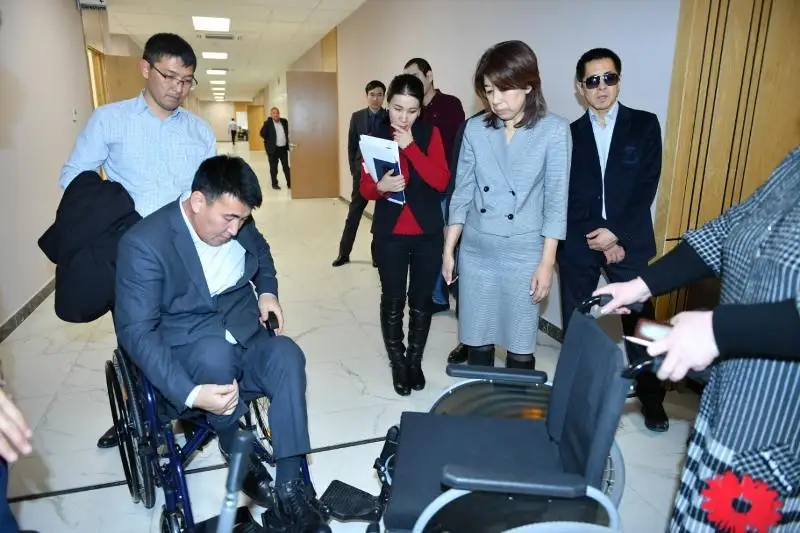 Туркестанцы с ограниченными возможностями проверили качество колясок